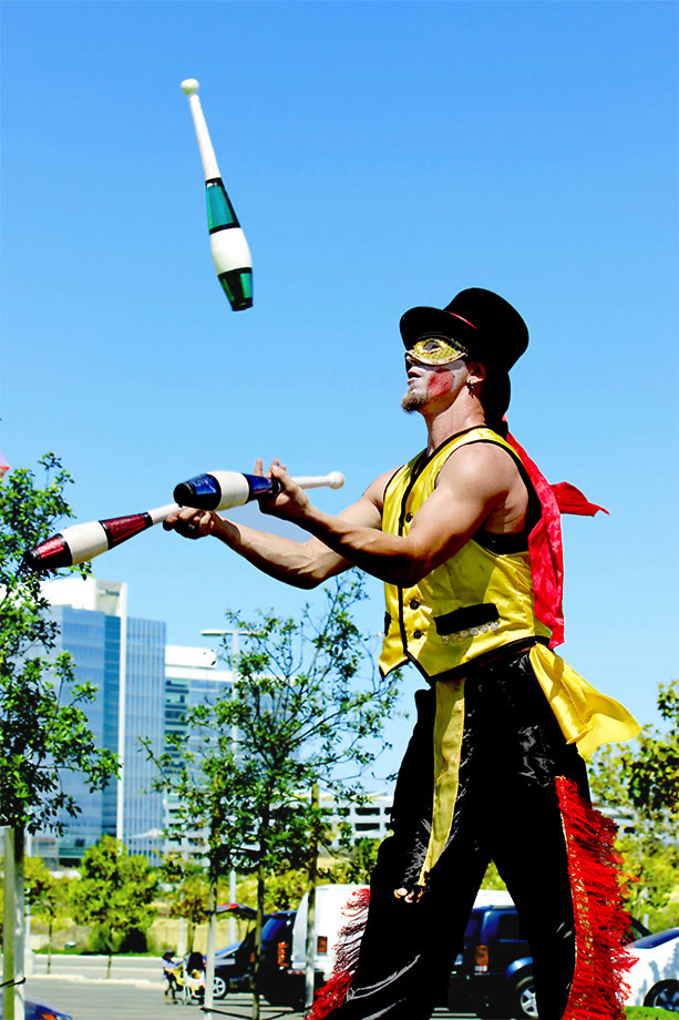 Stilt Walking Juggler - Nomad Artz